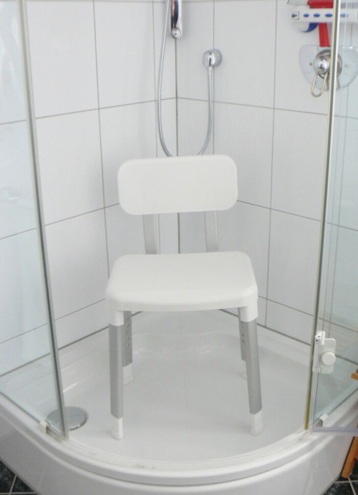 H&ouml;henverstellbarer Dusch-und Badestuhl 
