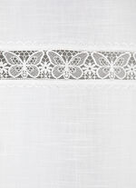 Seitenschal mit feiner Schmetterlingsstickerei-Bordüre 
